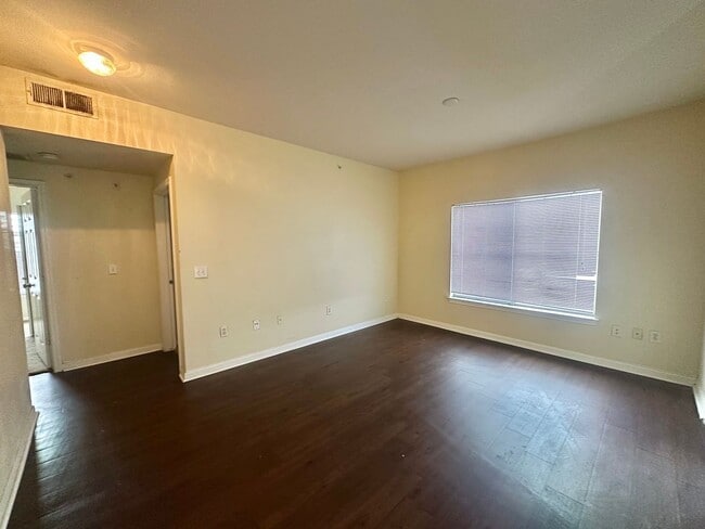 Foto del edificio - 2320 Gracy Farms Ln