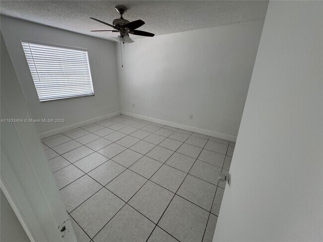 Foto del edificio - 921 W 80th Pl