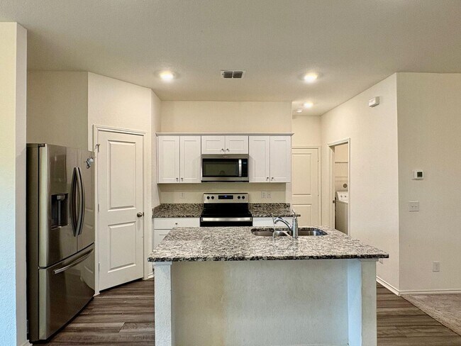 Foto del edificio - Modern 3-Bedroom Home with Washer & Dryer Included!