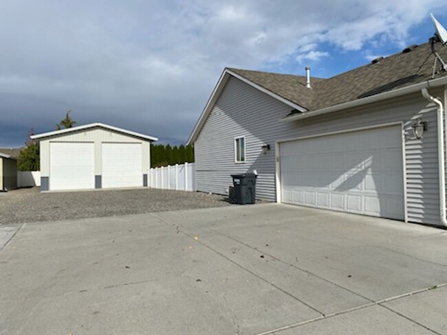 Foto del edificio - West Pasco Rambler with and Two Car Garage...