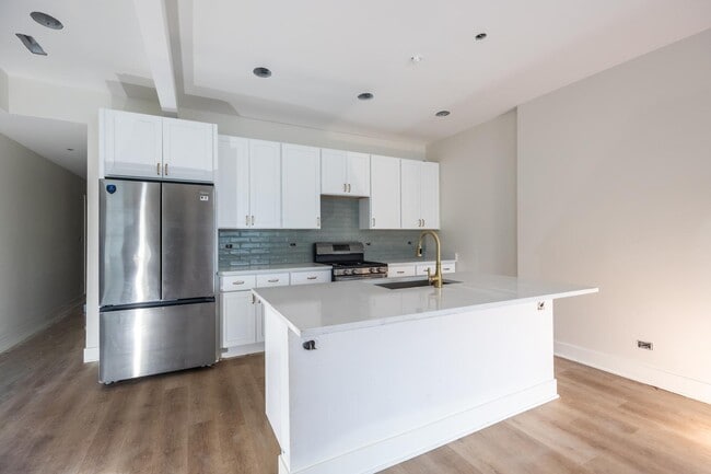 Building Photo - 823 W Montrose Ave