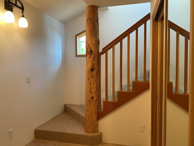 Foto del edificio - Townhouse On Private Drive In White Salmon, WA