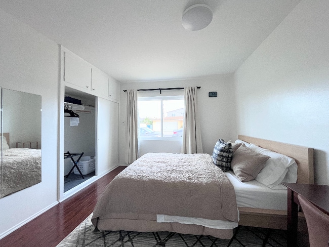Building Photo - 1051 W 170th St