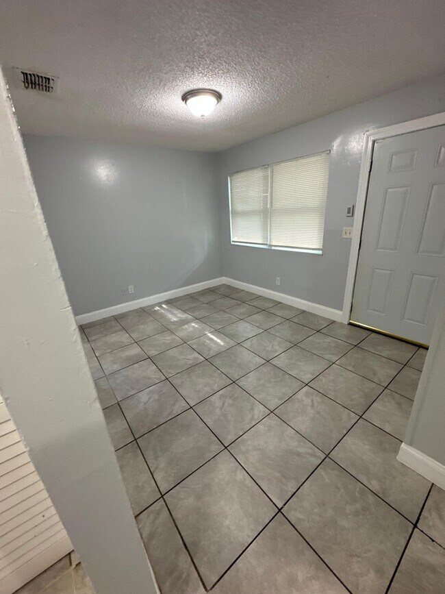 Foto del edificio - Fully Renovated 3/1 Single Family Ready fo...