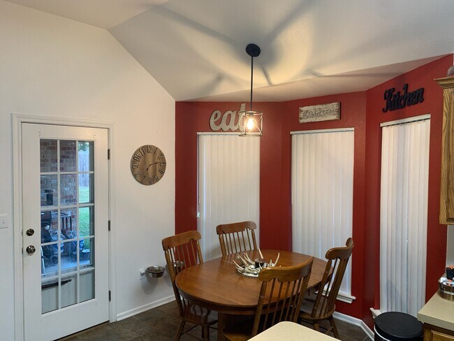 Foto del edificio - 676 Maplewood Dr