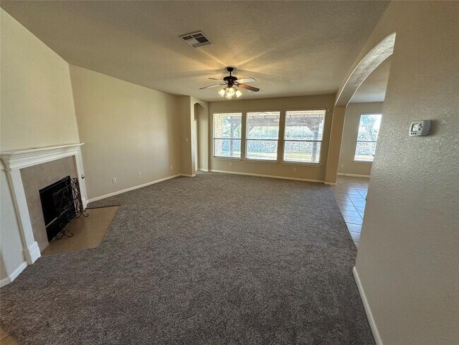 Foto del edificio - 401 Silent Spring Dr