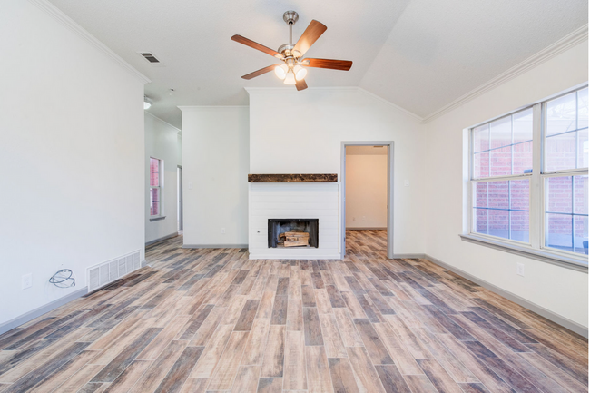 Building Photo - Stunning 3 bedroom 2 bathroom home in Sout...