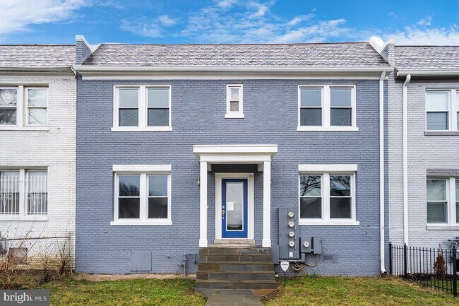 Foto del edificio - 1725 Trinidad Ave NE