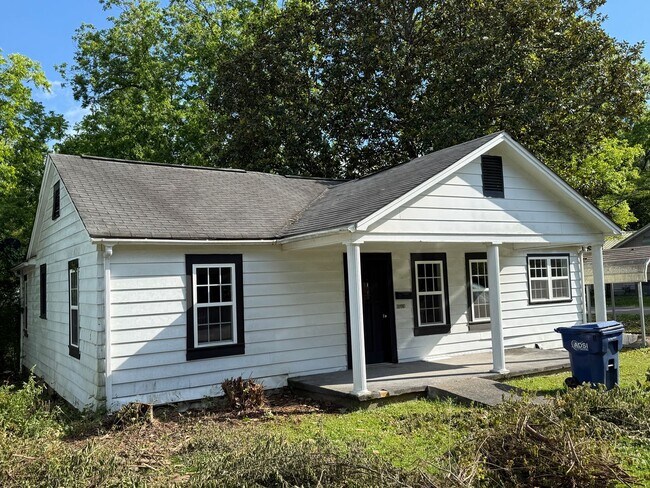 Foto del edificio - Charming 2 Bedroom / 1 Bathroom Home Near Downtown Pell City & Logan Martin Lake