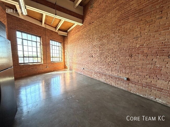 Building Photo - 382 W 22nd St