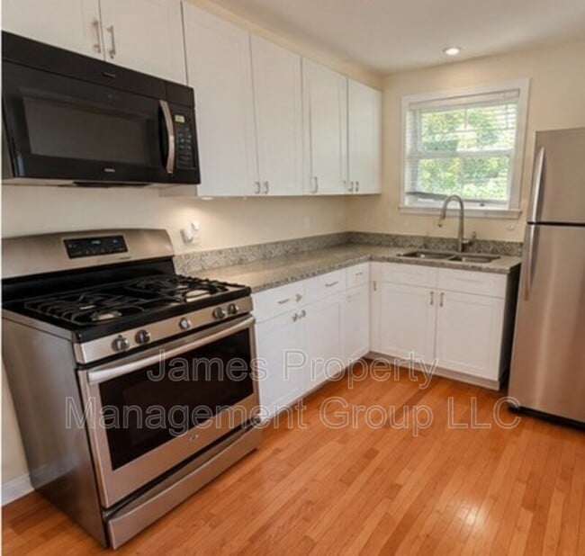 Building Photo - 458 Oak St