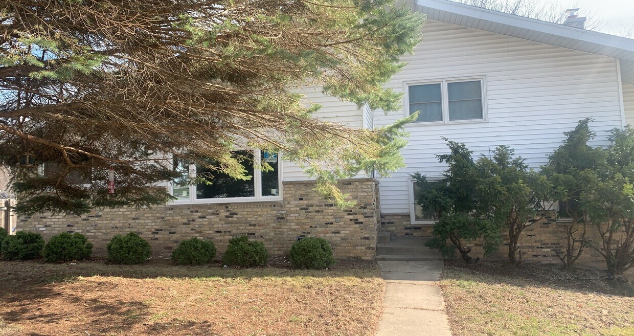 2401 Madison St, Waukesha, WI 53188 Townhome Rentals in Waukesha WI