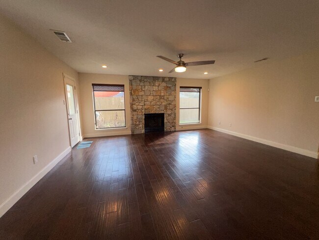Foto del edificio - 7402 Wood Bluff Blvd
