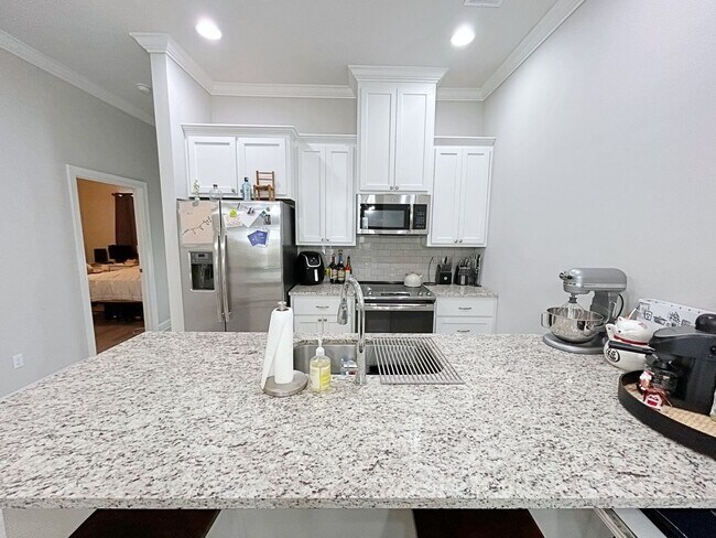 Building Photo - 2 Bedroom Townhouse in Gated Community off...