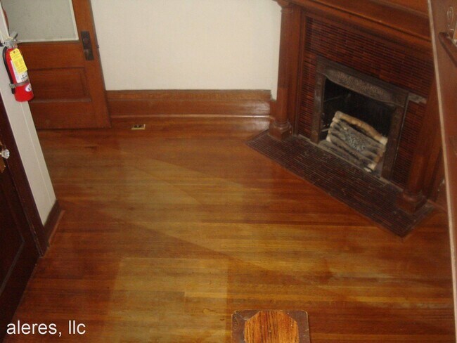 Building Photo - 915 1st Dr NW