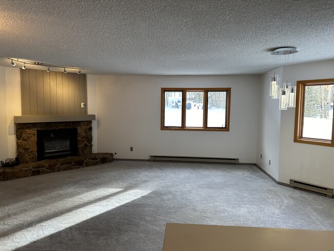 Building Photo - 290 Broken Lance Dr