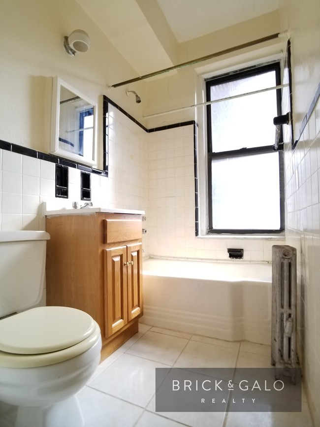 Building Photo - 11 Midwood St