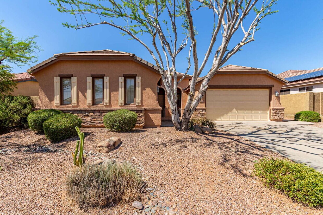 Foto principal - "Charming 2-Bedroom + Den Oasis with Spaci...
