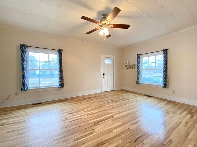 Building Photo - Updated 2 Bed 2 Bath House