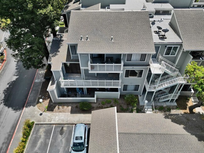 Building Photo - 3402 Pinewood Terrace