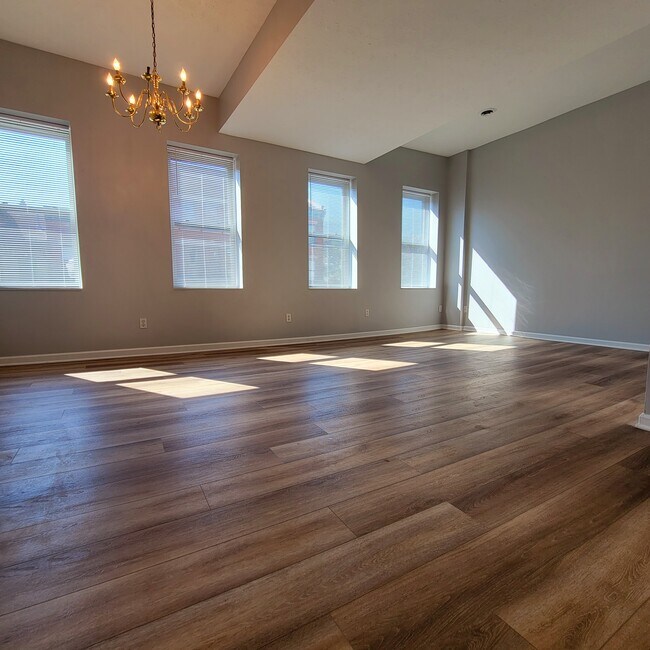 Building Photo - 1927 E Carson St