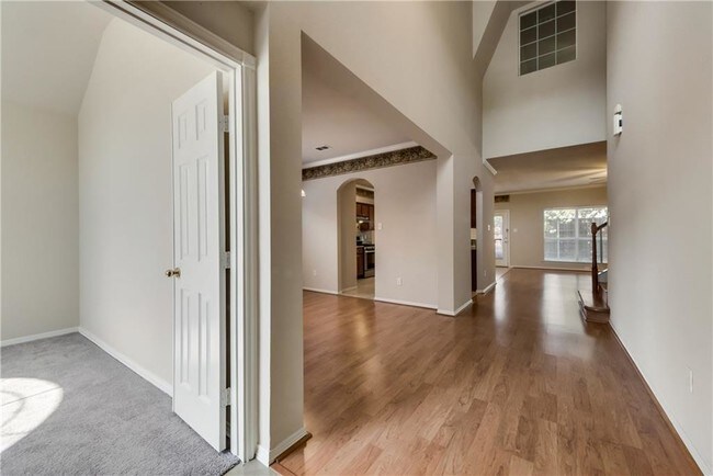 Building Photo - 733 Twin Valley Dr