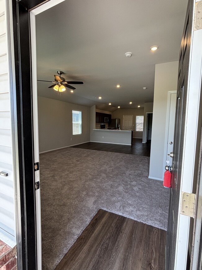 Building Photo - 1075 S Nighthawk Ln