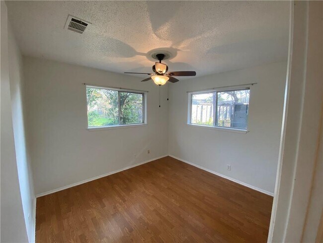 Foto del edificio - 8309 Hathaway Dr