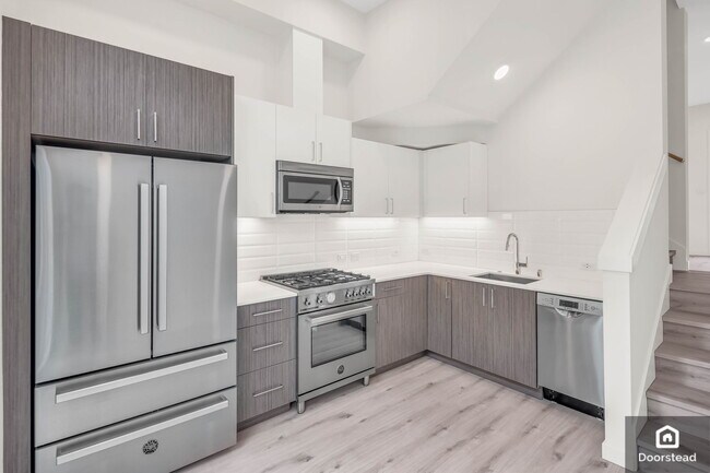 Building Photo - 3015 30th Ave W
