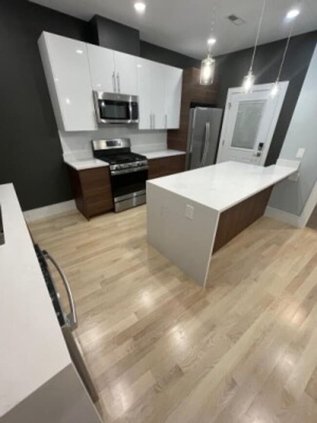 Building Photo - Renovated 3 Bed/2 Bath Right In The Heart Of Washington Square!