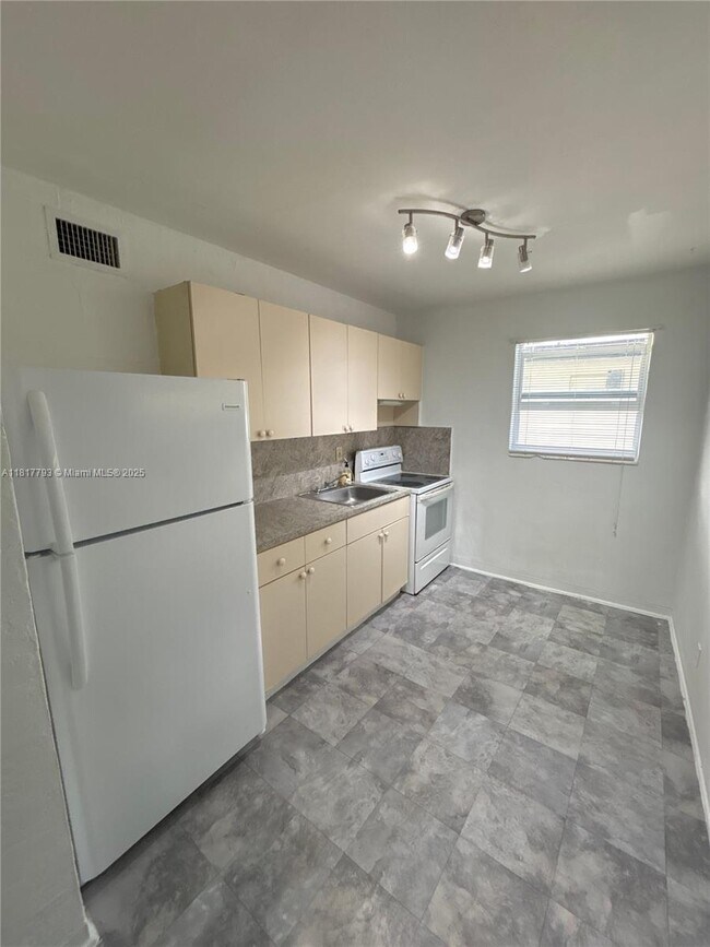 Foto del edificio - 739 SW 9th St