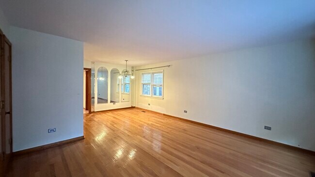 Foto del edificio - 5728 N McVicker Ave