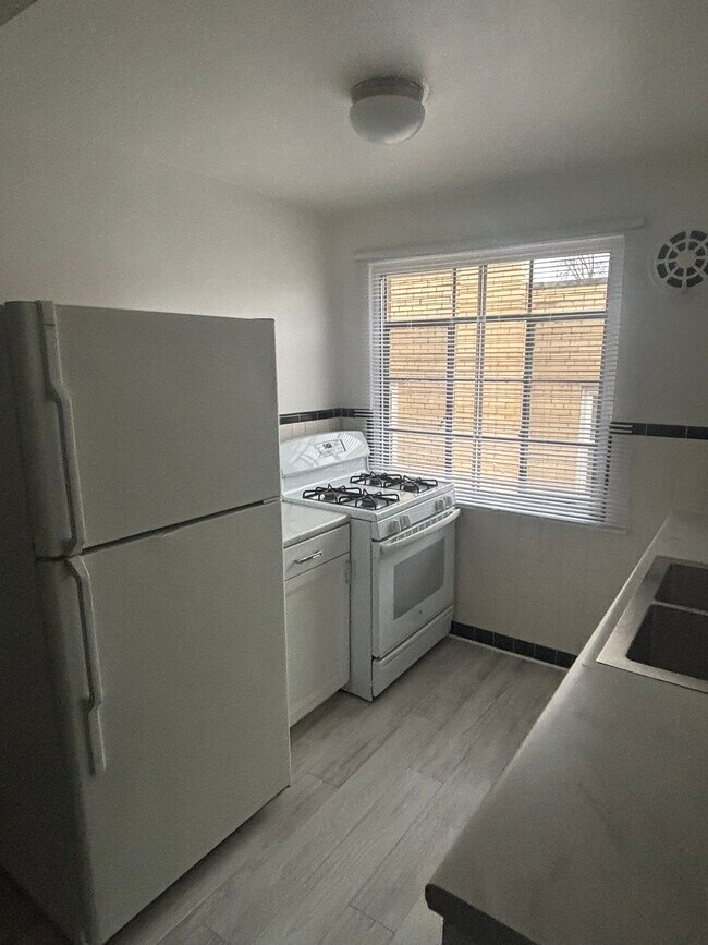 Cocina - 2340 Losantiville Ave