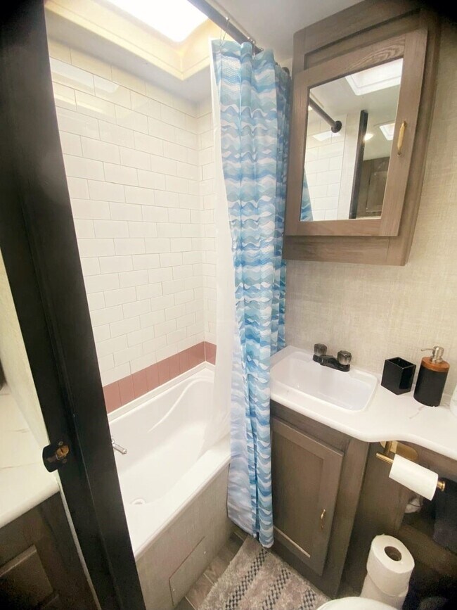 Foto del edificio - 1322 Clear Lake Rd