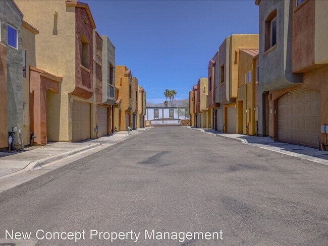 Building Photo - 3 br, 2.5 bath House - 3830 E 3rd Street U...