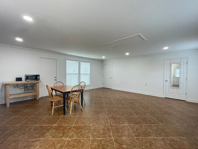 Building Photo - Mother-in-Law Apartment: Homewood