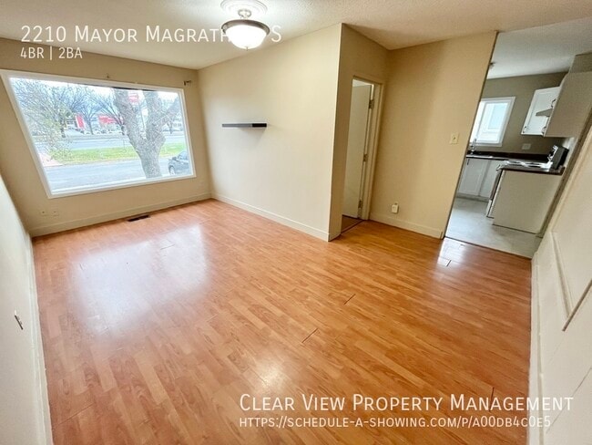 Photo du bâtiment - 4 bed, 2 bath home centrally located off of Mayor Magrath ??Showing available NOW at (587) 220-62...