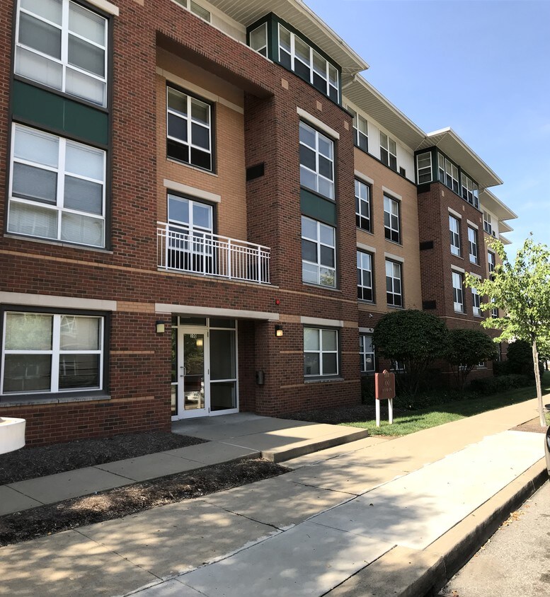 Primary Photo - 100 Hyman Pl