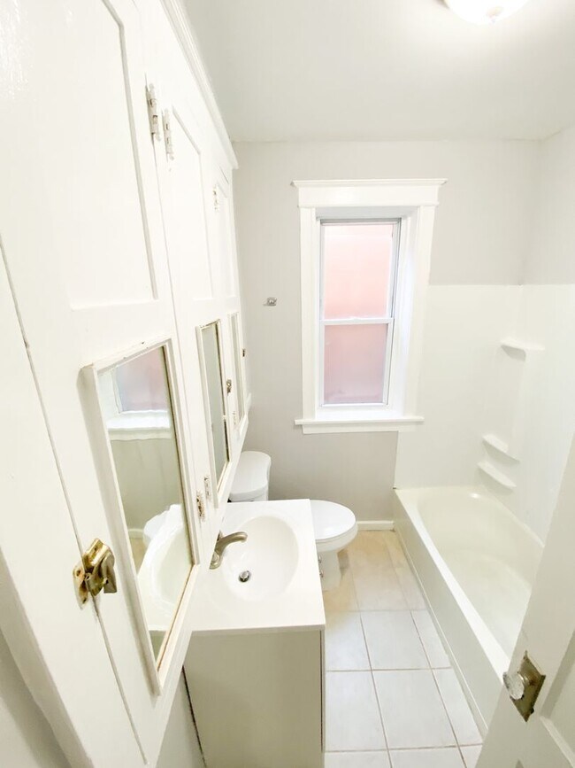 Building Photo - Spacious 2 bed/1 bath just south of Cherokee