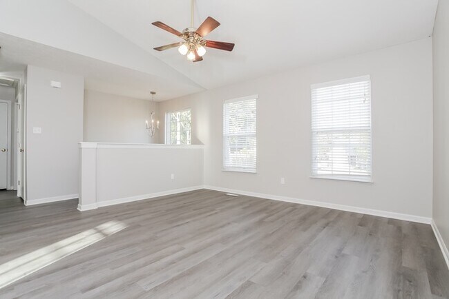 Building Photo - Beautiful Bi-Level Home