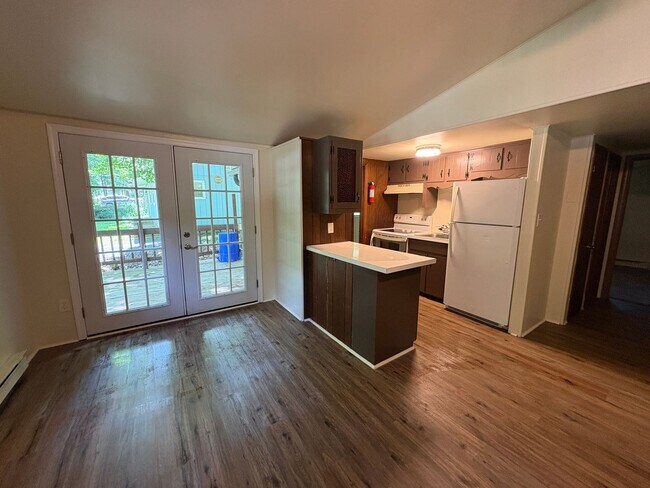 Building Photo - Cute and Cozy 3 Bedroom House with Extra Room!