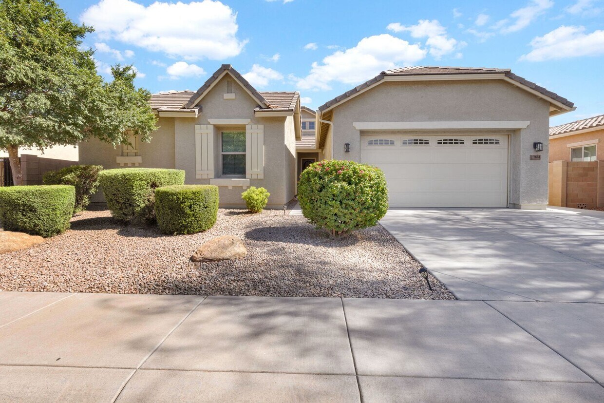 Foto principal - Stunning Single-Level Home with Pool, Outd...