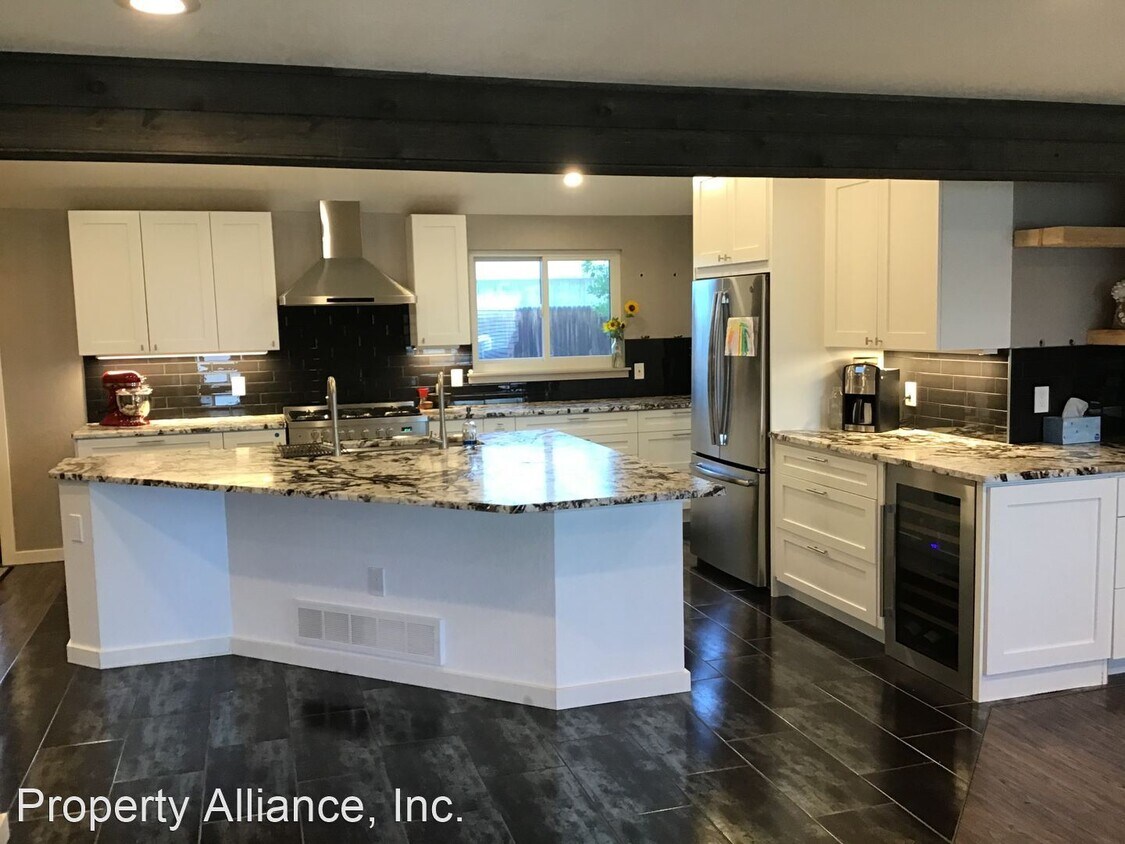 Foto principal - 3 br, 2.5 bath House - 8963 W. La Salle Av...