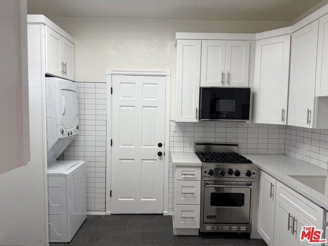 Foto del edificio - 9820 Charleville Blvd