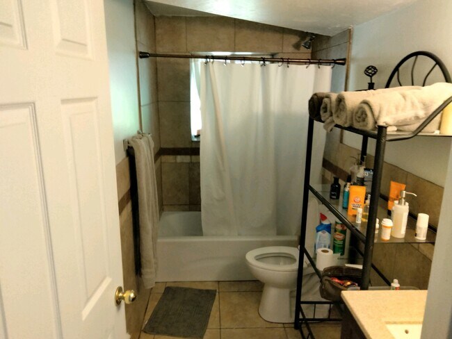 Building Photo - 2213 E Raintree Cir