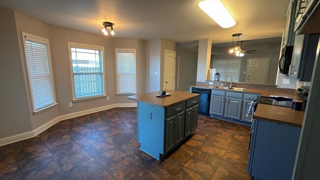 Building Photo - 176 Fields Pond Dr