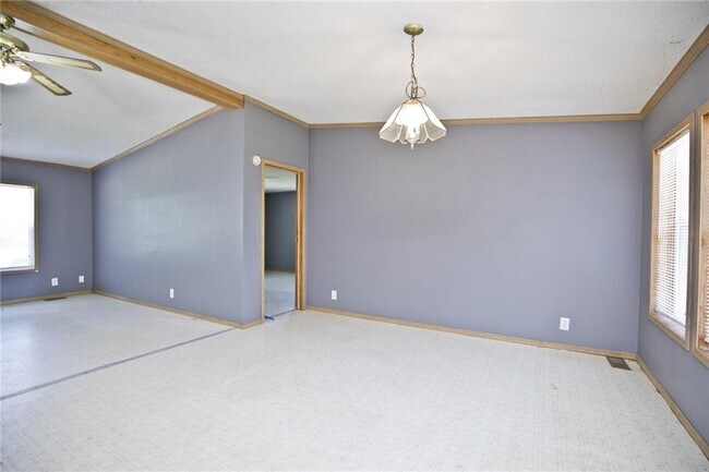 Building Photo - 349 N Vaughn Rd