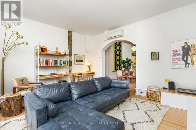 Building Photo - 787 Queen St W