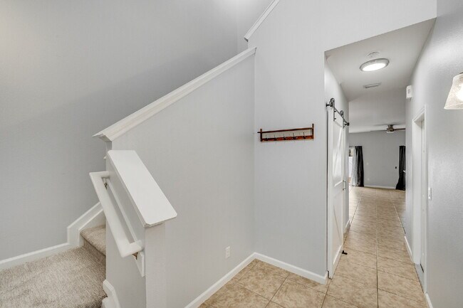 Foto del edificio - End Unit in Lake Washington Townhomes!!