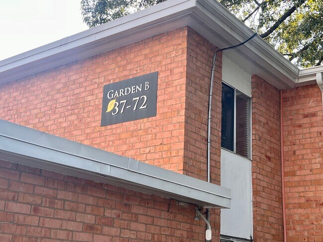 Foto del edificio - 1800 Jefferson Park Ave